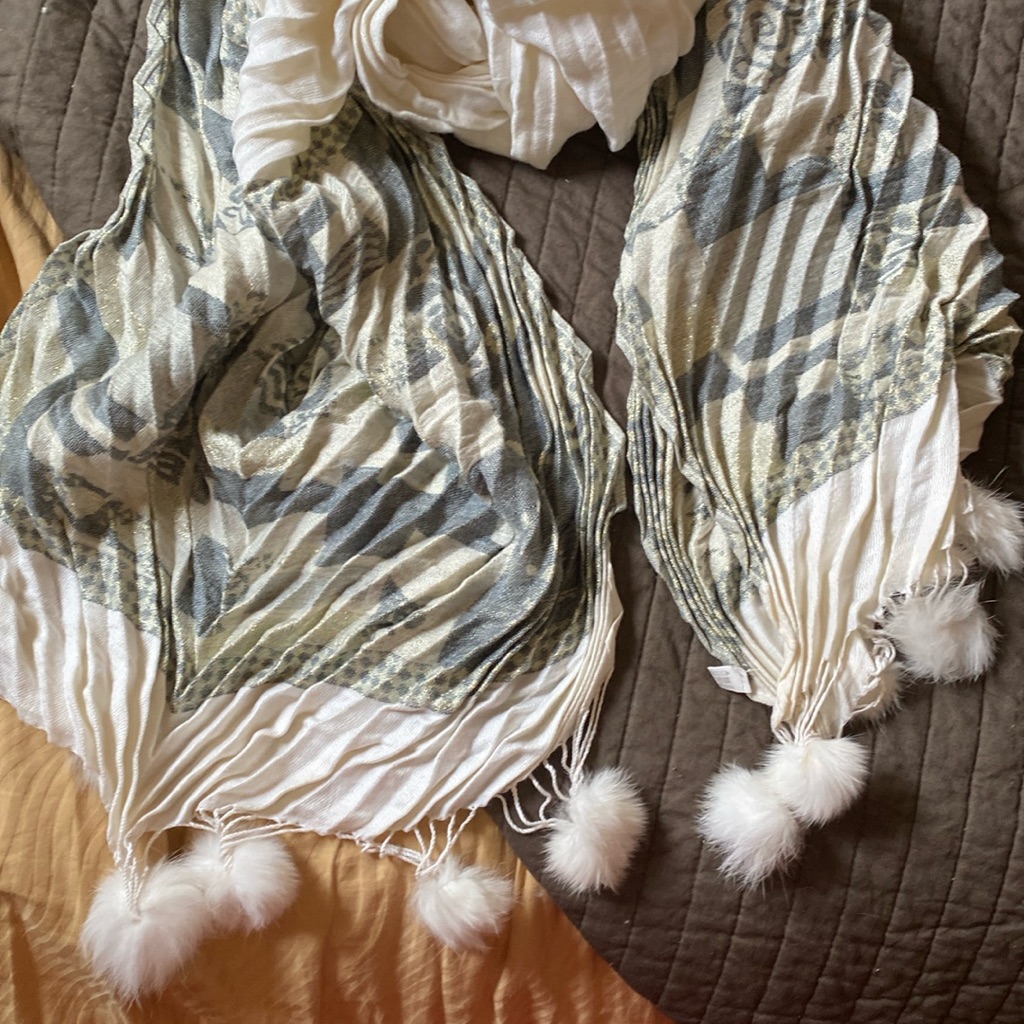 Scarf With Pumpons